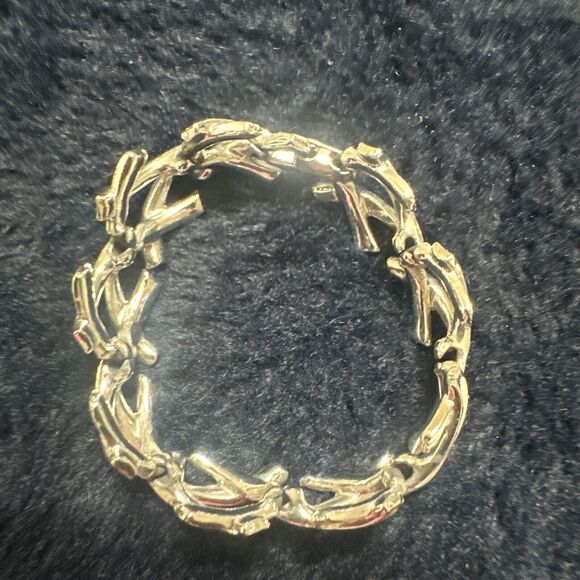 Gold-tone & Vanilla Cream Enamel “V” Bracelet Coro - Picture 6 of 7